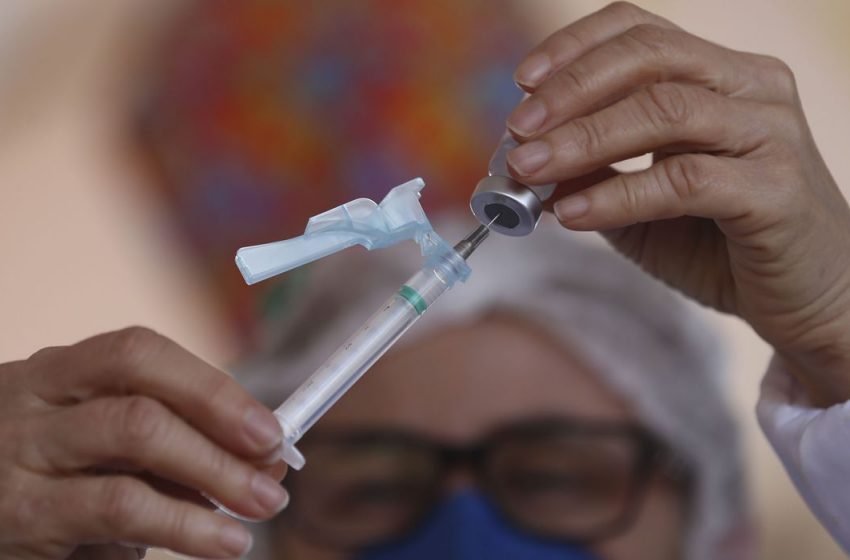 Com 60% da população vacinada, mortes e casos de covid-19 caem 40%