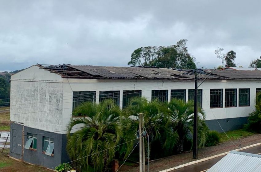 Escola estadual de Muitos Capões espera conserto do telhado