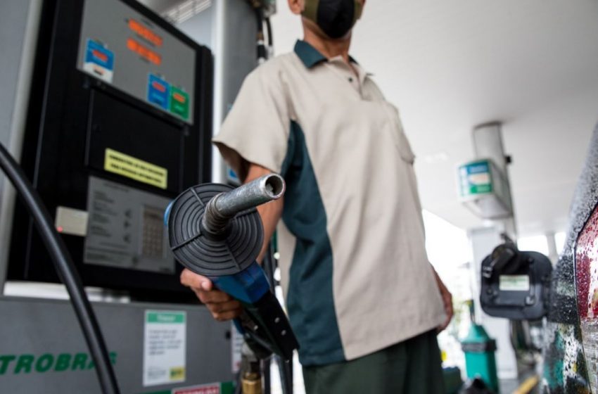 Encher tanque com gasolina ficou quase R$ 80 mais caro em 2021