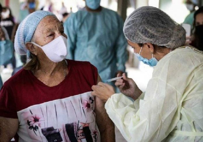  Terceira dose da vacina contra o Covid-19 em idosos será aplicada em setembro, no Brasil
