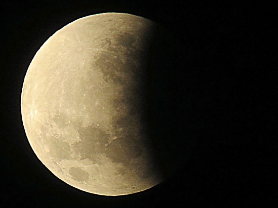  Eclipse lunar parcial mais longo em 580 anos acontece nesta sexta; veja imagens