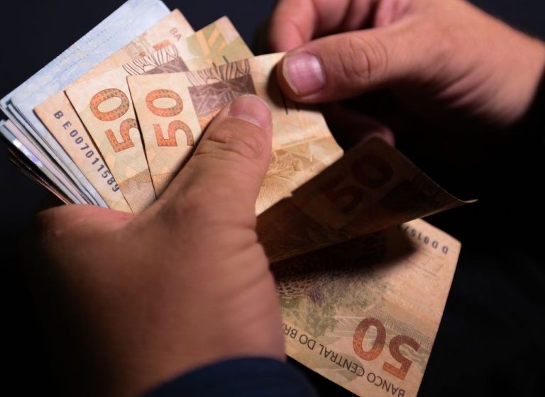  Medida provisória estabelece salário mínimo de R$ 1.212; novo valor já está em vigor