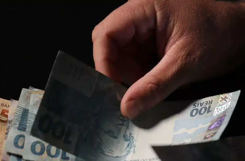  Aposentados e pensionistas do INSS começam a receber a primeira parcela do 13º salário
