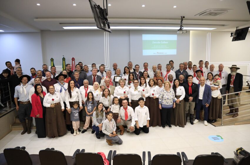  Câmara homenageia os 30 anos do Instituto de Cavalgadas Vacarianos a Cavalo