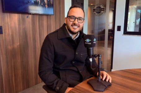 Em entrevista à Rádio Esmeralda, o gerente Vinicius Dapper detalhou o retorno de 35% do montante aos associados e confirmou a presença da instituição na feira multissetorial de Vacaria. Foto: Divulgação.