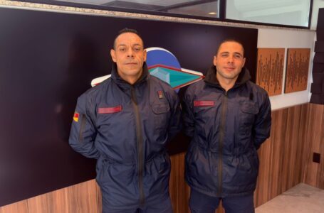 Em entrevista à Rádio Esmeralda, Sargento Xavier e Soldado Teles destacaram a importância da manutenção de equipamentos e celebraram a formação de novos soldados, que pode beneficiar a região. Foto: Divulgação/Rádio Esmeralda.
