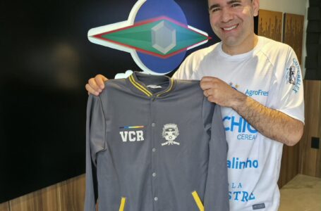 Novos uniformes serão entregues para 6.700 alunos da rede municipal. Foto: Divulgação/Rádio Esmeralda.