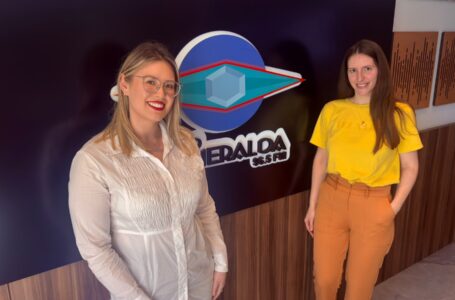 O programa Comando Geral, da Rádio Esmeralda, recebeu profissionais da saúde para debater as ações do “Agosto Dourado”, mês voltado à conscientização sobre a importância do aleitamento materno. A entrevista contou com a participação da nutricionista Natália Ferrazi de Araújo, e da dentista Daniela Araújo. Juntas, elas abordaram o lema internacional deste ano: “Amamentação para um começo de vida sustentável: fortaleça o que funciona!”, reforçando o impacto do gesto no futuro das crianças.. Foto: Rádio Esmeralda/divulgação.